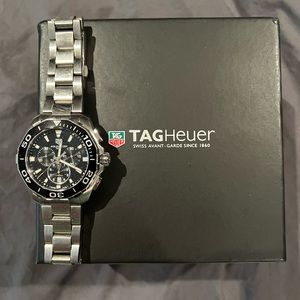Tag Heuer Aquaracer Quartz Chronograph - Diameter 43 mm
CAY111A.BA0927